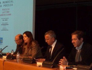 De izquiera a derecha: Manuel Alverto Valente (editor), Lauren Mendinueta (antologadora), Germán Santamaría (embajador) y Nuno Júdice (traductor)